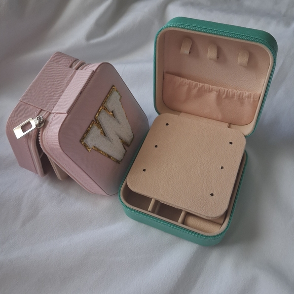 Green and Pink Initial W Travel Jewelry Cases W/ Zipper - Picture 5 of 5